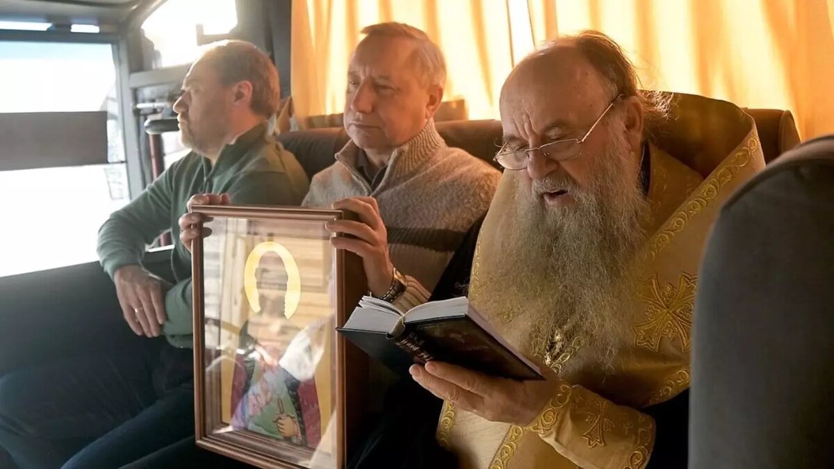     Губернатор Беглов принял участие в «молитвенном объезде» Санкт-Петербурга. Это произошло после того, как беспилотник повредил жилую пятиэтажку в городе.