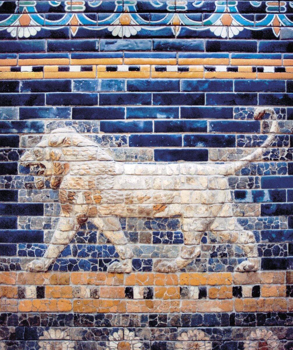 Древний Вавилон был великолепным городом. Он мог похвастаться массивными городскими стенами, зиккуратом Мардука («Вавилонская башня»), воротами Иштар и Дорогой процессий, покрытыми глазурованными кирпичными фризами с изображением быков и драконов. На аналогичных изразцах тронного зала дворца были изображены грозные львы.