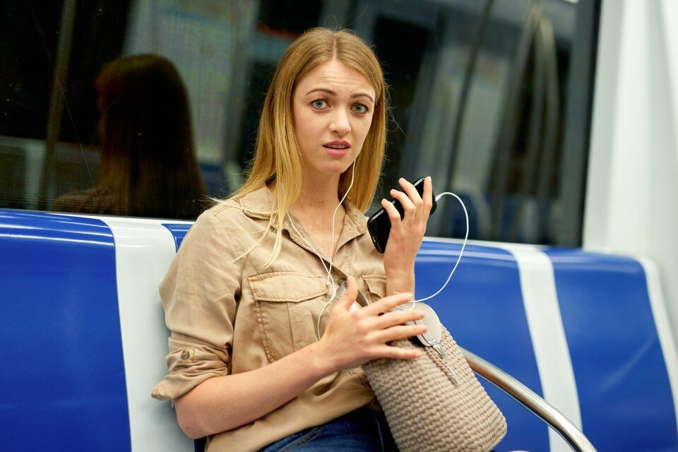    Большинство людей злоупотребляют: громкостью в наушниках, длительностью прослушивания, а зачастую и тем, и другим. Shutterstock