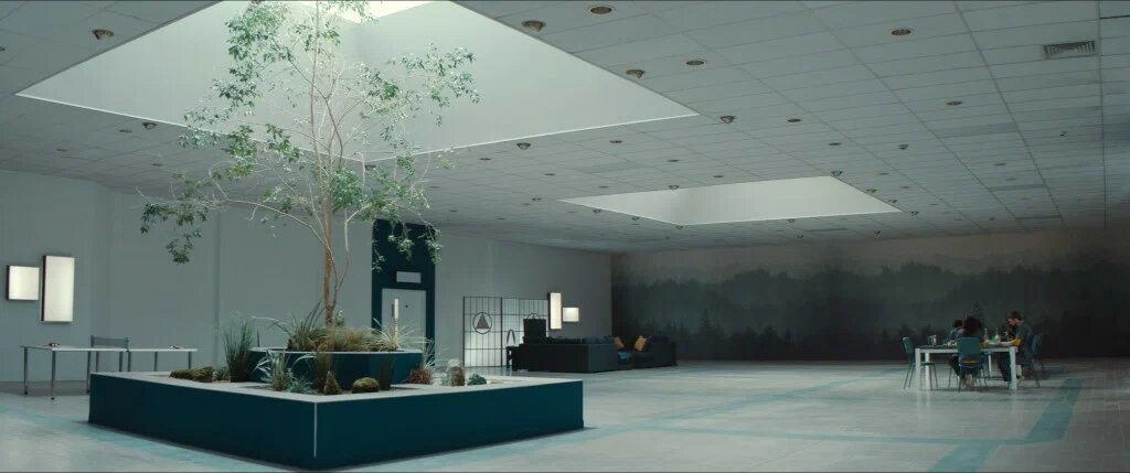 Какая клаустрофобия может быть в таком огромном помещении? Это столовая и общая комната для досуга   Кадр из фильма