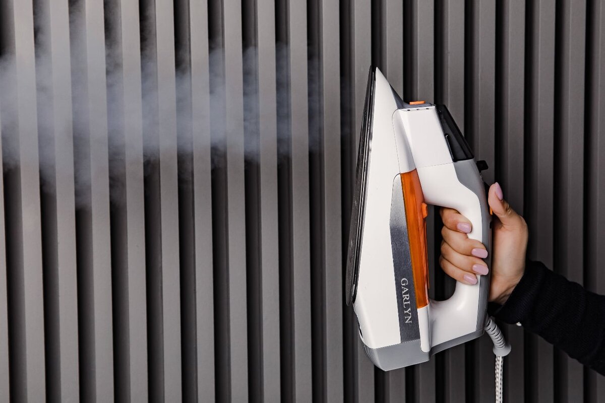 Утюг Garlyn GT-300 с силой парового удара в 200 г/мин сможет легко разгладить залом на толстой портьере, поможет идеально отутюжить костюм из плотного сукна или разгладить складки на льняном сарафане, который с прошлого лета лежал на полке