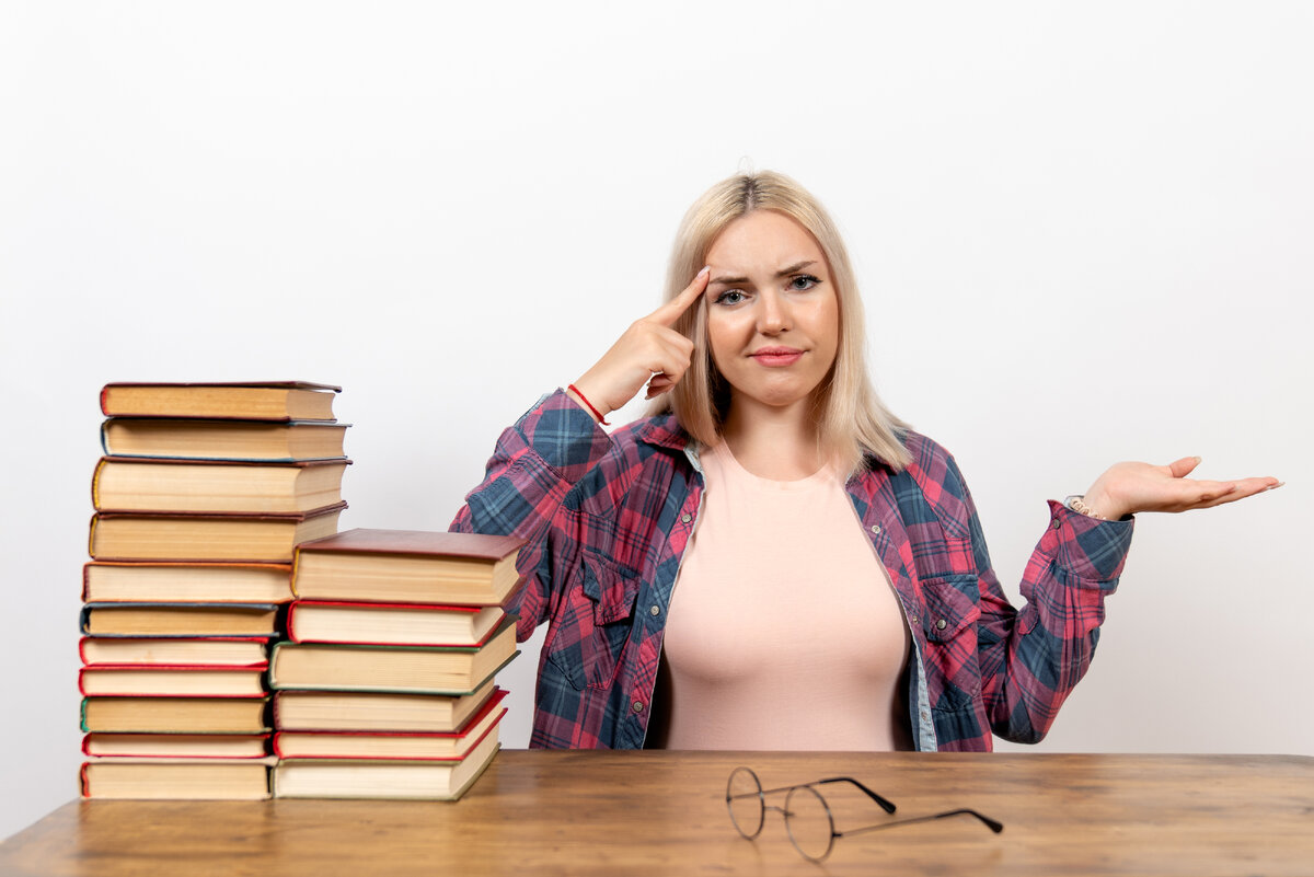 источник фото: <a href="https://ru.freepik.com/free-photo/female-student-just-sitting-with-books-on-white_11310452.htm#fromView=search&page=4&position=5&uuid=651eee0c-e51c-457b-b6e8-86c51171c3e2">Изображение от KamranAydinov на Freepik</a>
