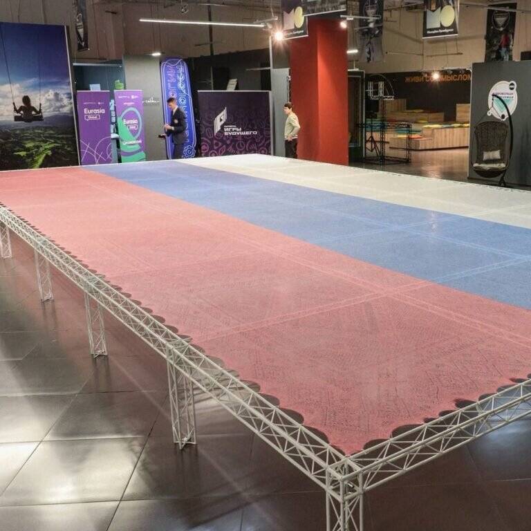    Самый большой оренбургский пуховый платок развернут на Всемирном фестивале молодежи Кристина Просвиркина