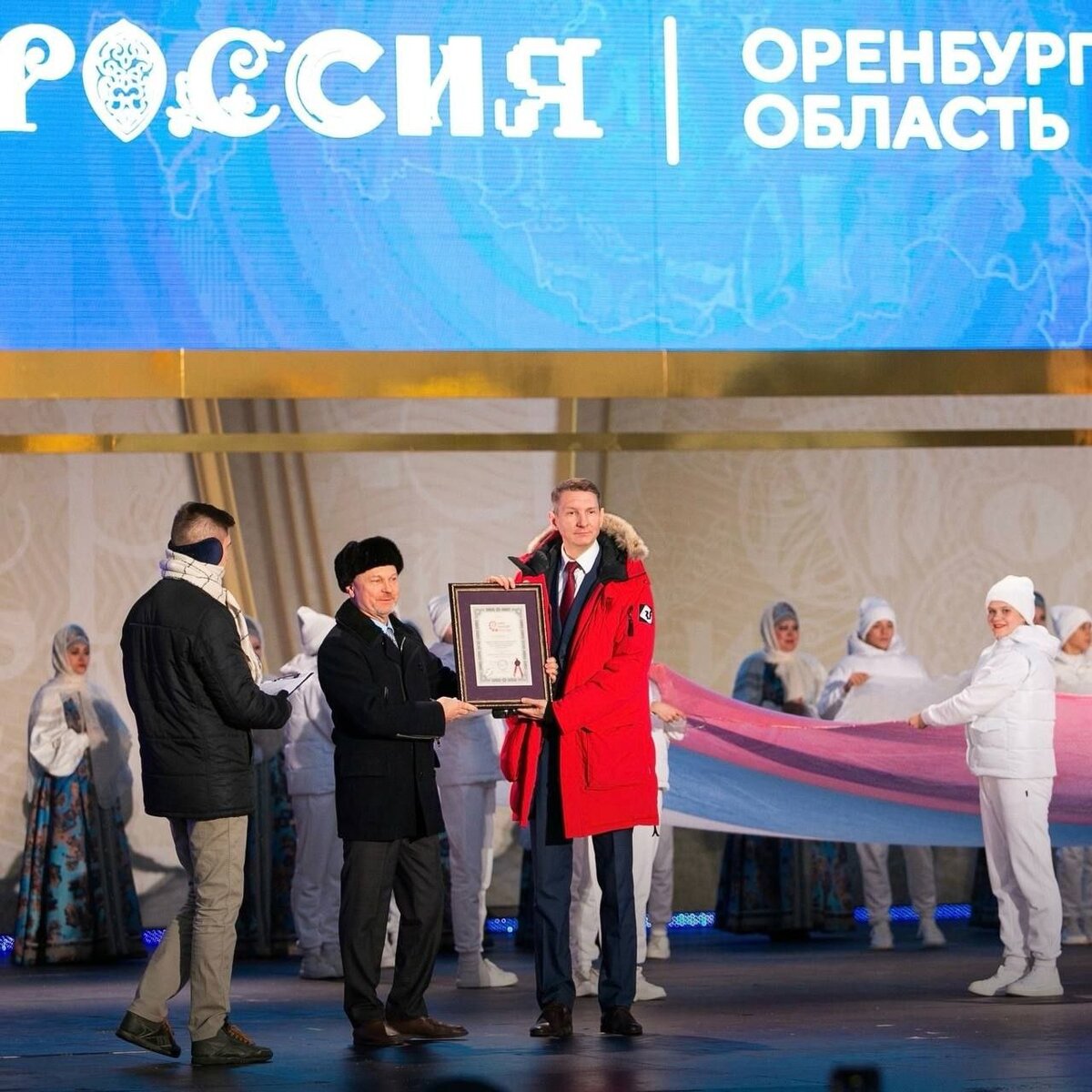    Самый большой оренбургский пуховый платок развернут на Всемирном фестивале молодежи Кристина Просвиркина