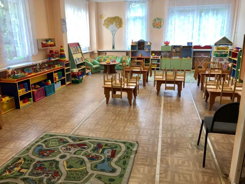 Ясельная группа Агнии. У нас не было возможности заранее прийти в группу и познакомиться с ней. Поэтому я попросила у воспитателей фото группы. Мы с Агнией внимательно изучили группу, обсудили какие игрушки есть и во что она будет играть.