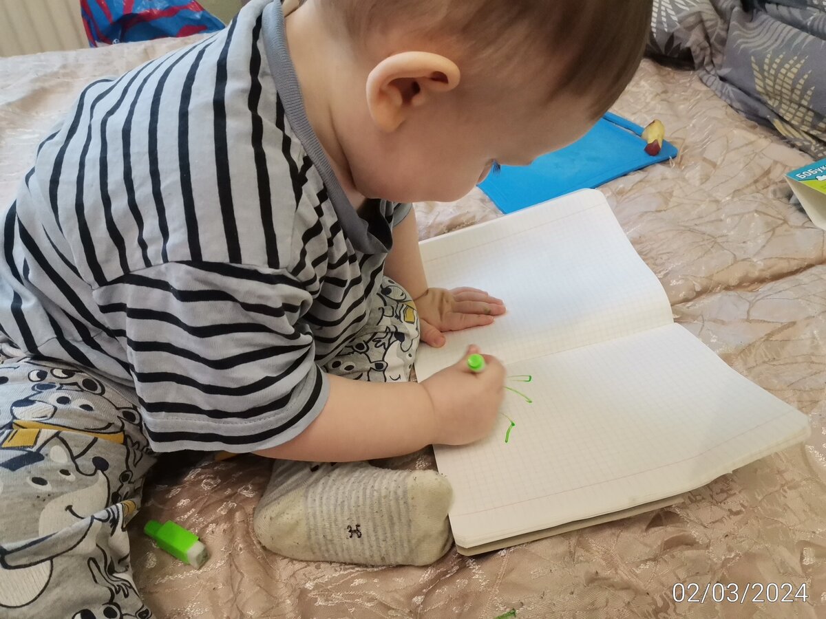 Когда ты младший брат рисующей сестры, то рисовать будешь с 1 года. 😉