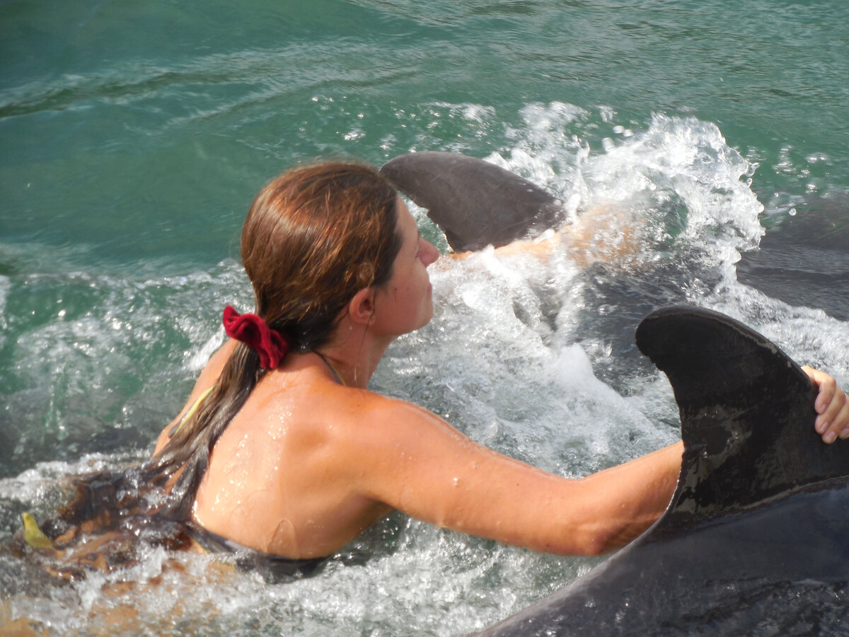 Татьяна Красильцева с дельфинами-хулиганами. Они потом меня выпускать нее хотели, отталкивали от лесенки и звали играть дальше. Фото на Черном Море.