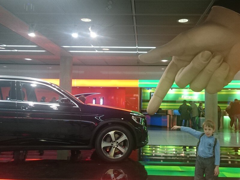 Реклама Mercedes в аэропорте Штутгарта