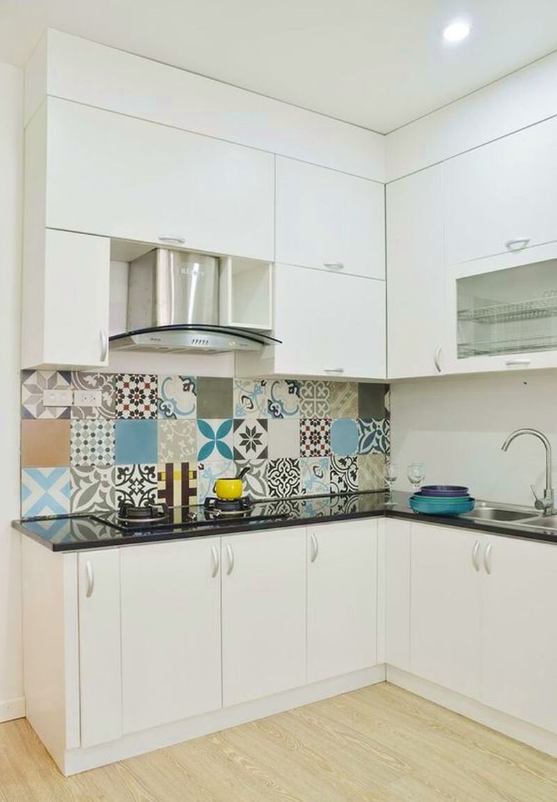 Дизайн маленькой кухни в современном стиле недорого. Фото 1.