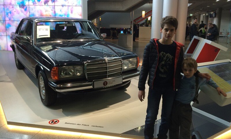 В аэропорте Штутгарта тем, кто не знает - сообщают, тем, кто знает - напоминают: Штутгарт - родина Mercedes