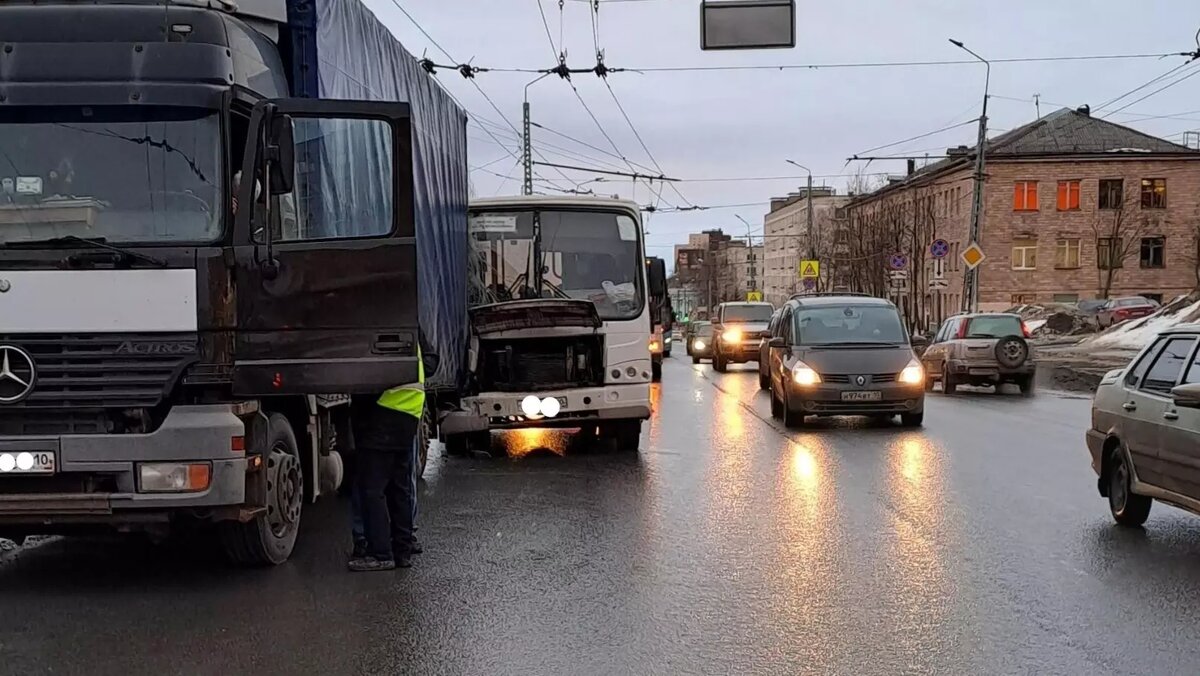     В городской Госавтоинспекции прокомментировали аварию, которая произошла вчера недалеко от центра города.