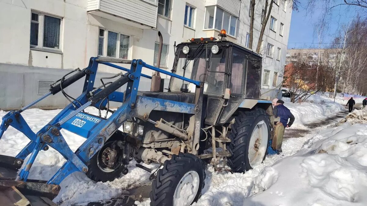     Пожилая женщина попала в Ижевске под трактор, который очищал тротуар от снега. Это произошло накануне между 10 и 11 часами утра. Об этом сообщили в пресс-службе УГИБДД МВД по Удмуртской Республике.