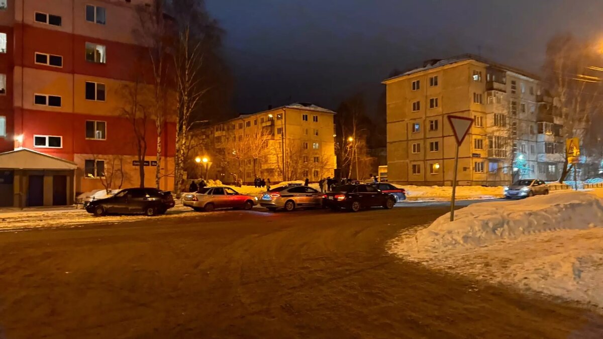     Известны причины эвакуации жителей многоквартирного дома в 4-м микрорайоне в Тобольске накануне вечером. По данным источника «Нашего Города», жильцов пятиэтажки экстренно вывели на улицу из-за обнаруженного предмета, похожего на гранату.