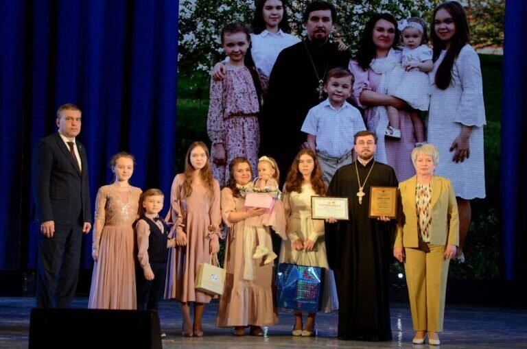    В Оренбурге вручили награды победителям конкурсов «Женщина года» и «Семья года» Кристина Просвиркина