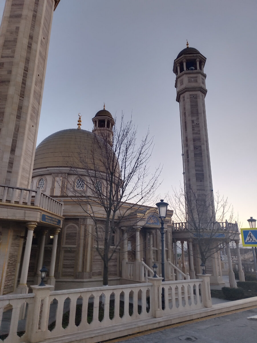 Мечеть около аэропорта.