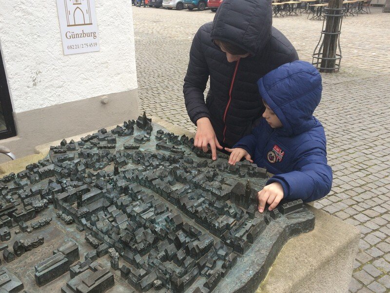 Макет старого города посреди площади