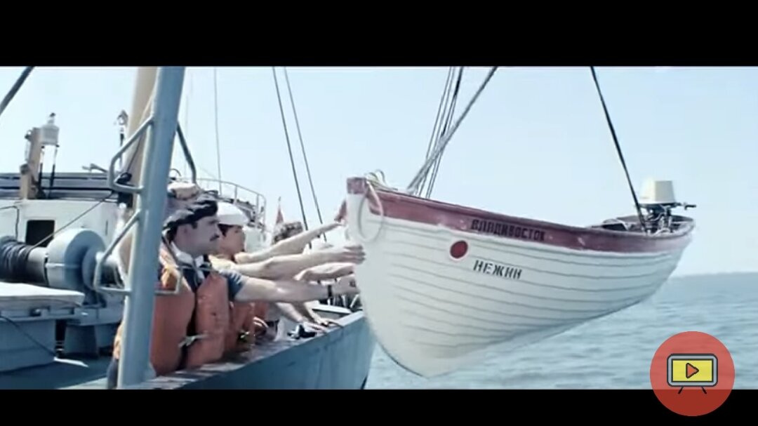 Команда советского корабля спешит на помощь якобы тонущему Салеху