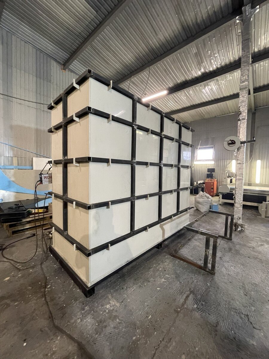 Емкость в металокаркасе