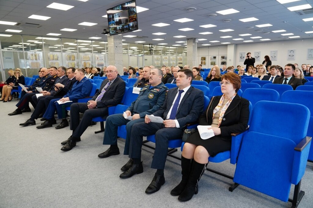Переходящая статуя богини правосудия Фемиды сейчас в Торжке