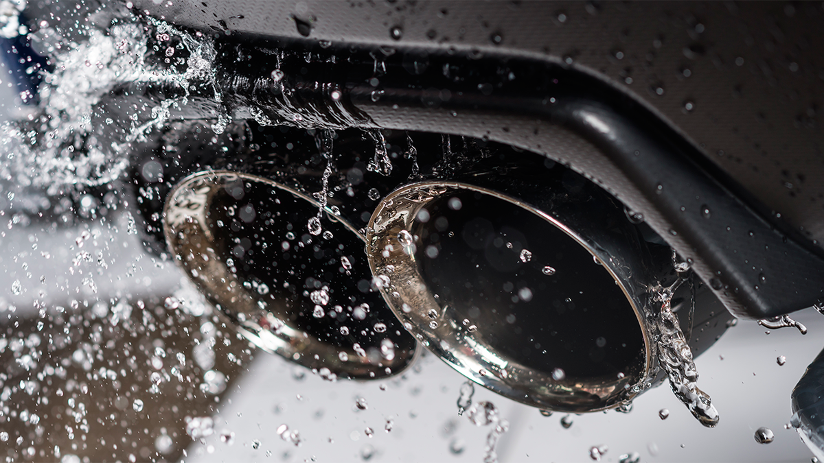 Вода выплескивается из выхлопной трубы. Источник изображения: Bhakpong / Shutterstock.com