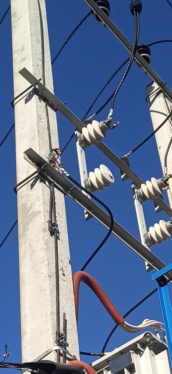 Немножко сгорел высоковольтный предохранитель ПКТ, а заодно и вставкодержатель от керамики отлетел, фазный провод трансформатора лег на заземление. Что делаем, не приближаемся, так как не известно сделано заземление(не забываем про шаговое напряжение), звоним в Ленэнерго)