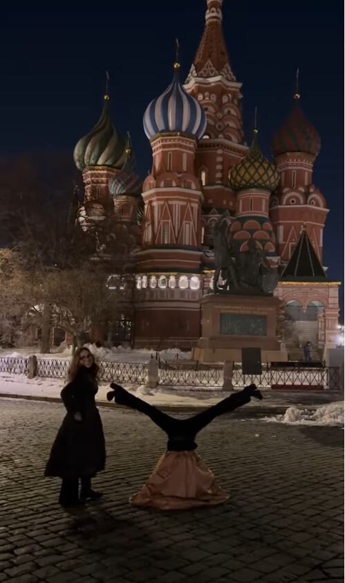 Орнелла Мути с дочерью на Красной площади