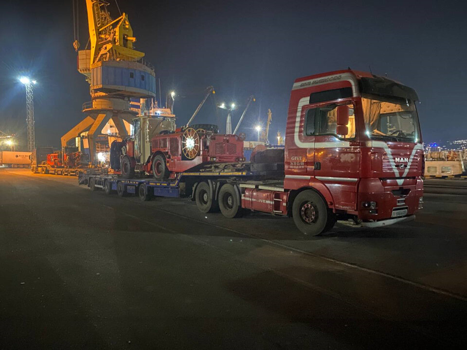 Загрузился в порту, фото из под полы)