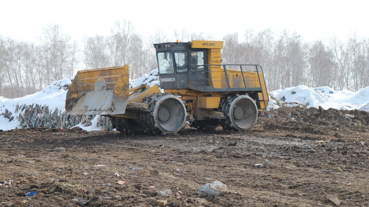     В Хасанском округе Приморья продолжает работу спецтехника. Бульдозер, который уже два дня прокладывает минерализованные полосы в Андреевке, чтобы обезопасить населенный пункт от пожаров, останется здесь на неделю. Об этом местным жителям сообщил губернатор Приморского края Олег Кожемяко.