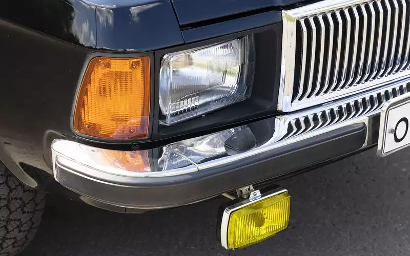    ГАЗ-3102 оборудовали противотуманными фарами и даже омывателями основных фар.