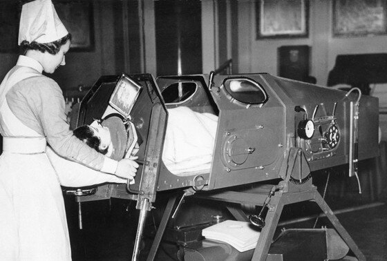    Первый и самый известный механический респиратор «Пьющий» или «Железные легкие»