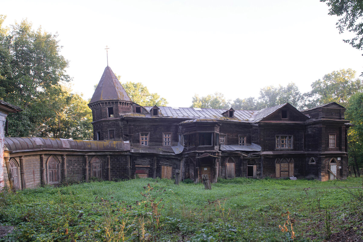 Парадный вид главного усадебного дома Быкова гора. Фото автора.