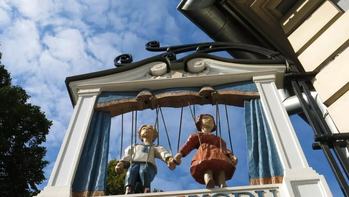     Кукольные спектакли для взрослых стали новым трендом, рассказал в эфире телеканала «Дон 24» министр имущественных и земельных отношений Ростовской области Евгений Осыченко.