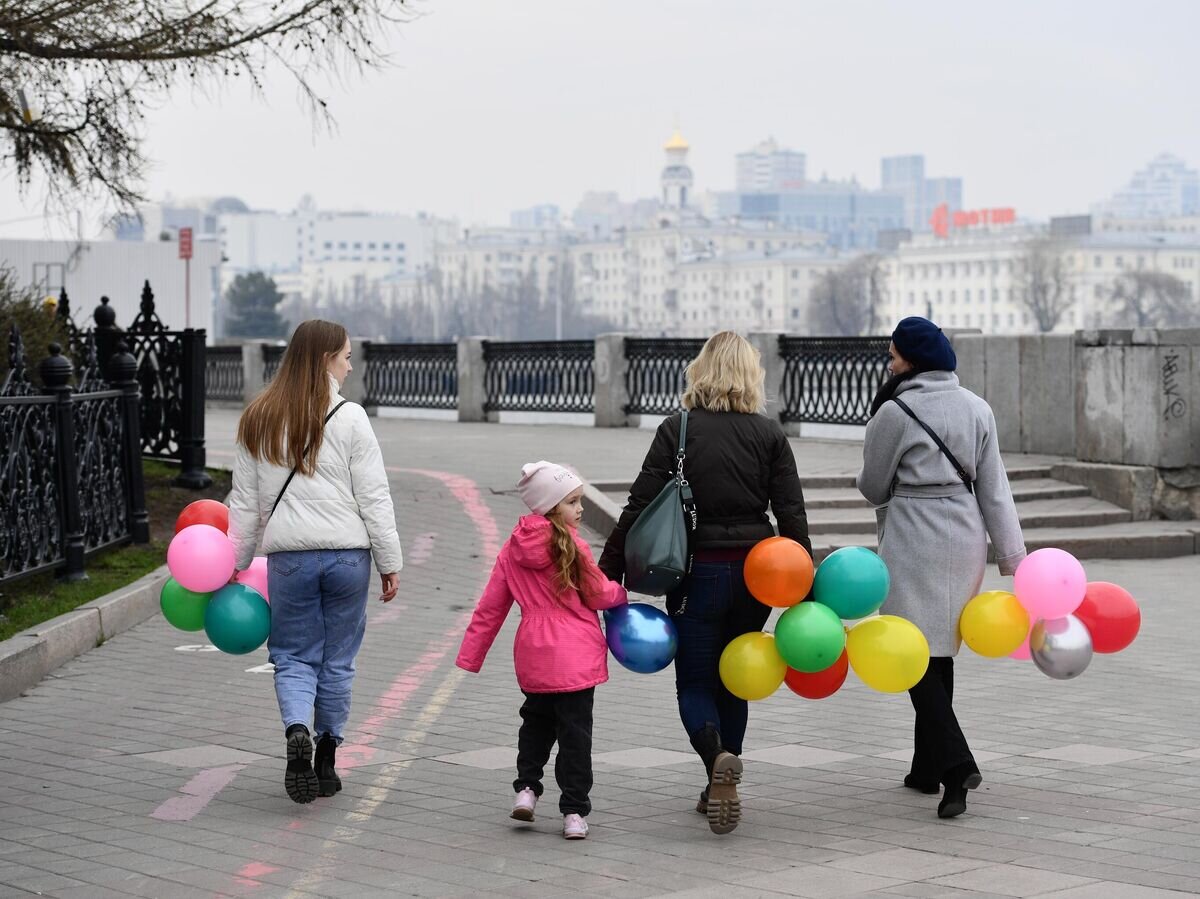    Жители Екатеринбурга идут к месту сбора участников шествия на проспекте Ленина в Екатеринбурге, посвященного празднику Весны и Труда© РИА Новости / Павел Лисицын