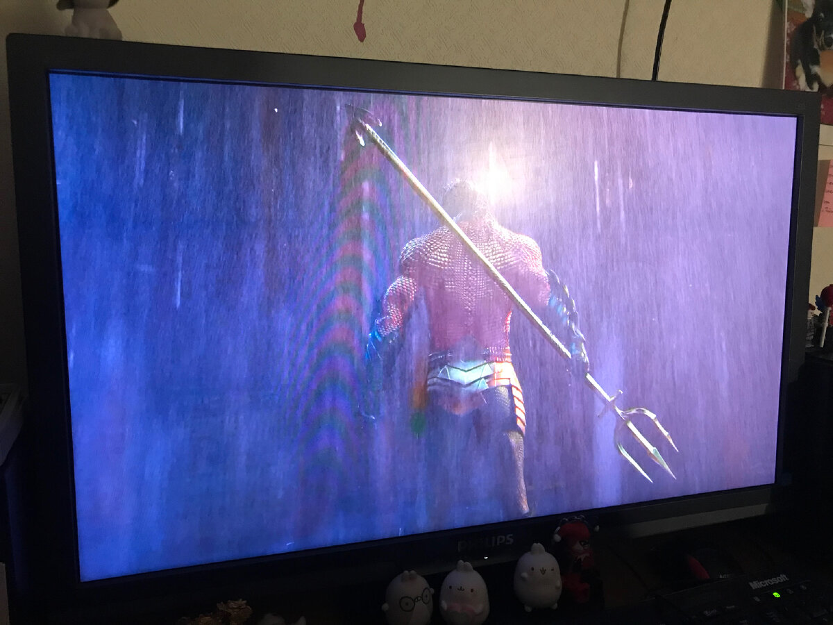 Аквамен 2, это полностью самостоятельный продукт, который делает отсылки на события, что произошли до и продолжает свою собственную историю, начатую в первом фильме. Сюжет очень простой. У нас есть снова тематика загрязнения подводного мира и вторжение людей. У нас есть Чёрная Манта, которая оказывается под влиянием древнего, мёртвого короля. Он похищает ребёнка короля Атлантиды, тяжело ранит Меру. И вот наш герой, вынужденный заручится поддержкой брата, отправляется мстить и спасать. Как я и сказал, всё просто, очень просто. Но от этого фильм не становится скучным. Да, местами появляется чувство, что чуть затянуто, но в целом картина смотрится легко. В ней есть экшен и он очень не плох, есть юмор, может кому-то покажется, что он через чур глупый, но лично мне так не показалось. Вообщем 10 Акваменов из 10. 