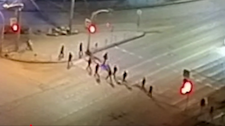 Мигранты идут на разборки с русскими пацанами. Фото: скриншот видео камер "Интерсвязи".
