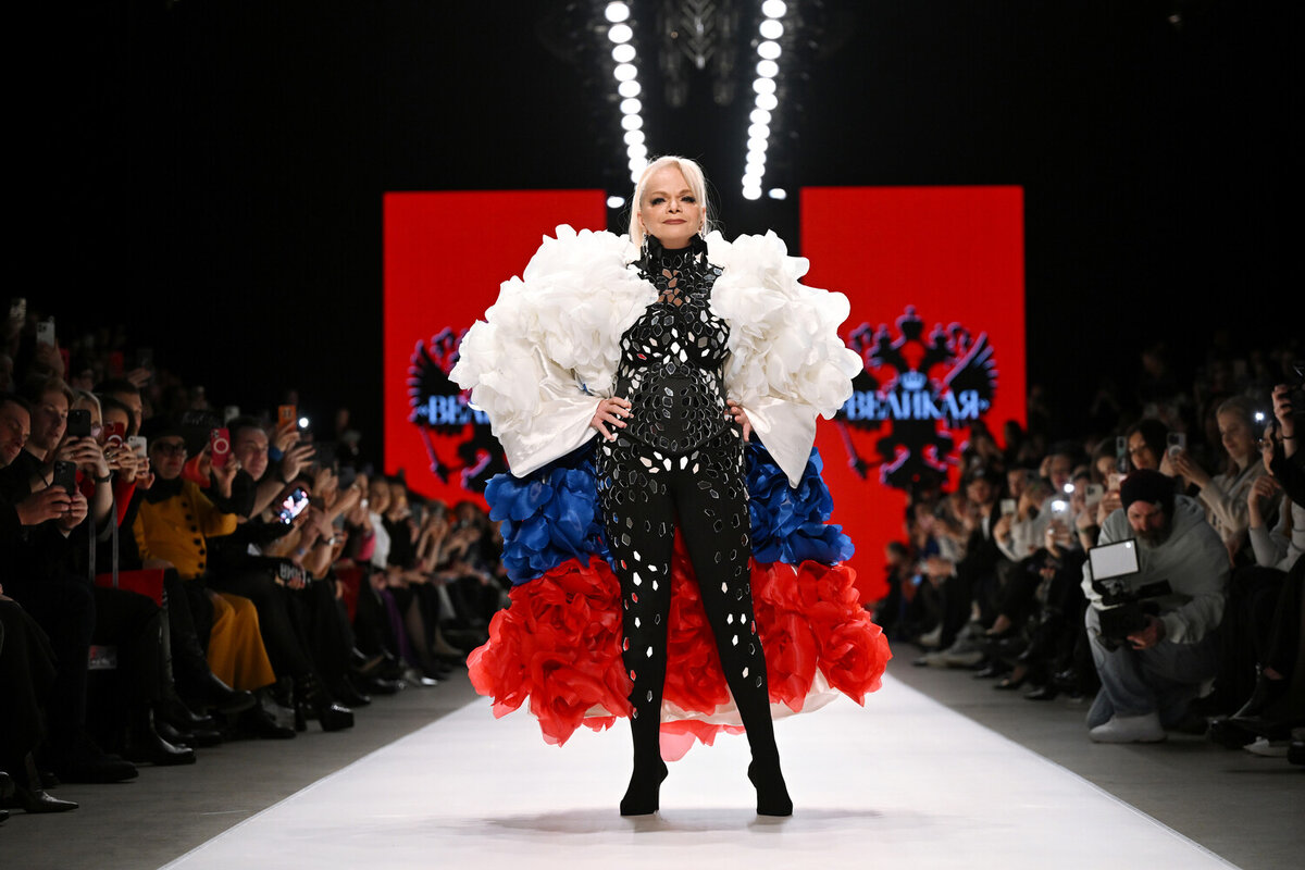 Певица Лариса Долина демонстрирует одежду из коллекции MD MAKHMUDOV DJEMAL в рамках Московской недели моды в Центральном выставочном зале «Манеж», 4 марта 2024 года / Григорий Сысоев/РИА Новости