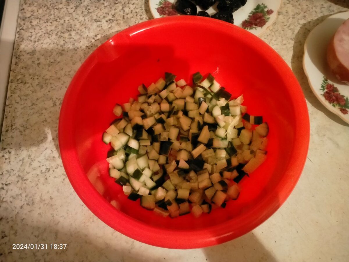 Первым слоем салата будет огурец свежий кубиками+ майонез