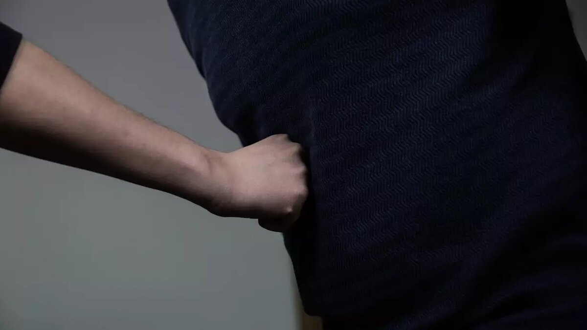     В Сургуте толпа неизвестных избила 13-летнего подростка. Как передает телеграм-канал «К-Информ», мальчика 13-14 лет атаковали разом 9 человек.