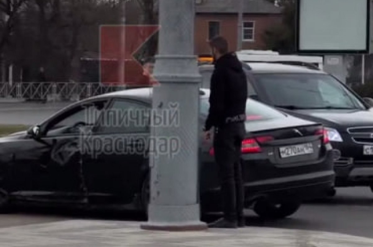    В Краснодаре водитель Jaguar снес дорожный забор и едва не сбил женщину