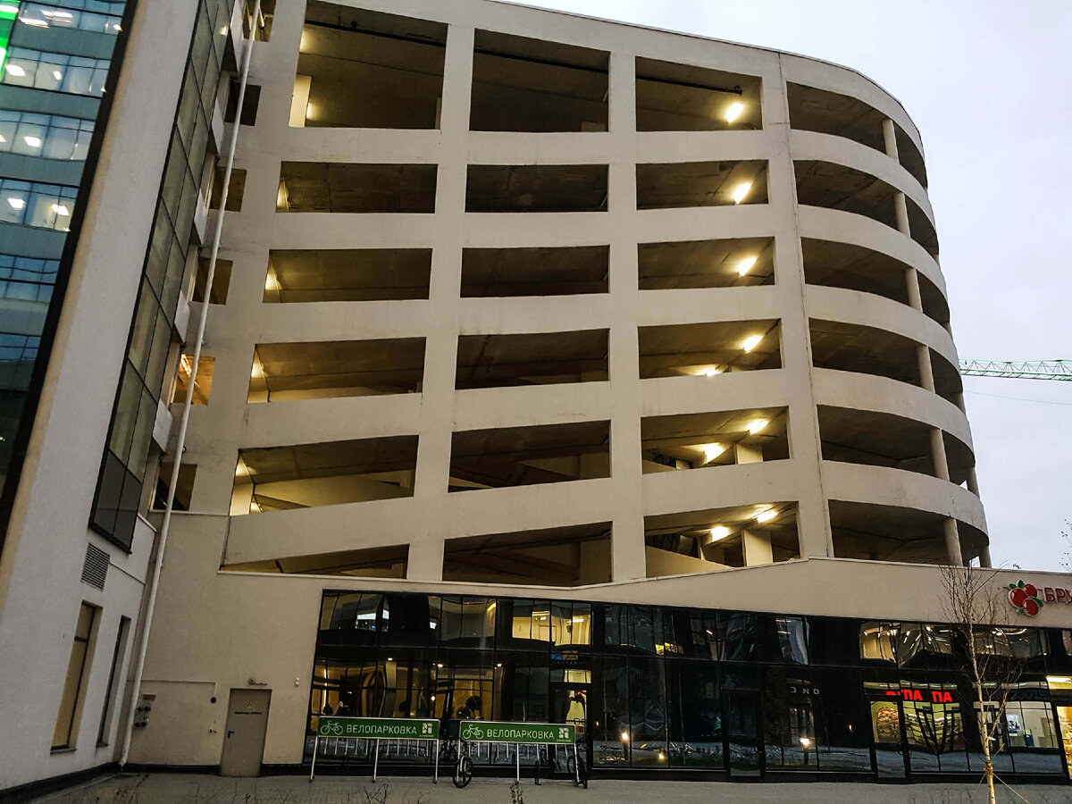 Парковка возле офиса в Клевер-парке
