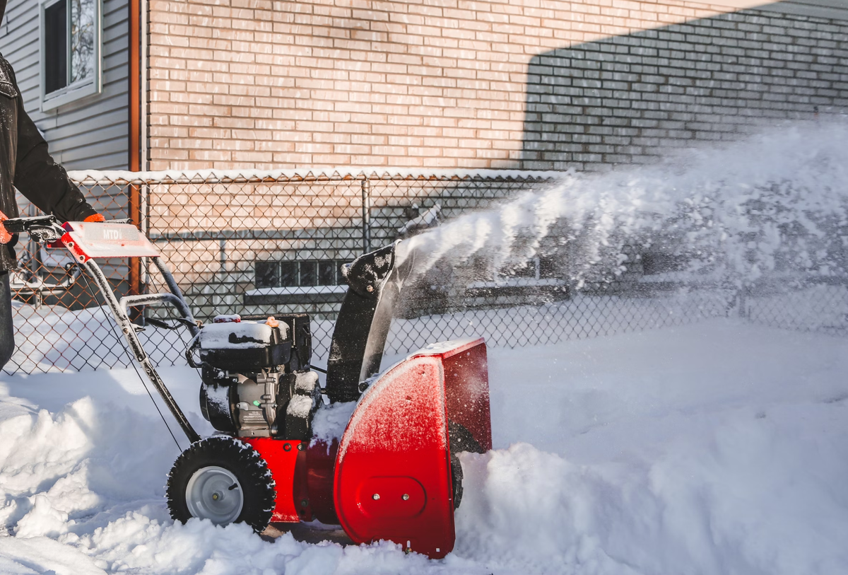 Когда наступает весна и снежные дороги уже не представляют большой проблемы, необходимо провести подготовку снегоуборочной машины к хранению до следующего сезона!