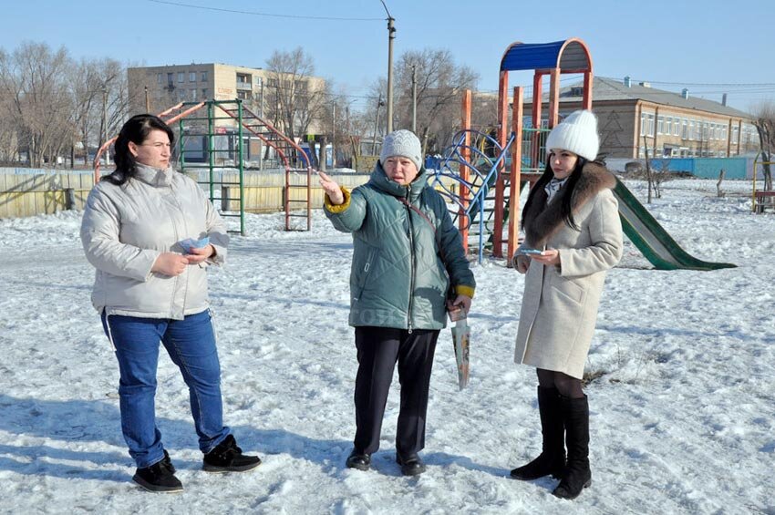 Инна Сельханова и Марина Босырева рассказали корреспонденту «ОХ»,  какие конструкции убрали с территории. Фото Дмитрия Бикбова 