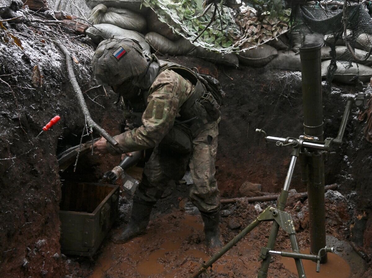    Военнослужащий ВС РФ, действующий в составе группировки войск “Юг” на северном фланге Артемовска, подготавливает 82мм миномет в зоне СВО© РИА Новости / Евгений Биятов