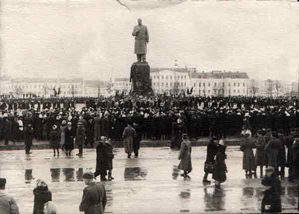 5 марта 1953 года у монумента И.В. Сталину в Минске