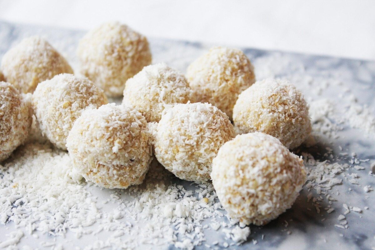 бригадейро конфеты. необычные конфеты. конфеты ручной работы. рецепт ручных конфет. сыроедческие трюфели.