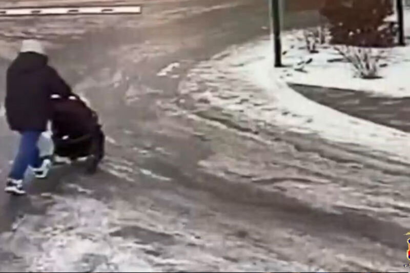    Кража коляски попала на видео (скриншот ГУ МВД по Волгоградской области)