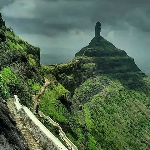 Вершины Манги Тунги и живописную дорогу между ними по праву называют "Великой китайской стеной" Индии за внешнее сходство со знаменитым чудом света.-7