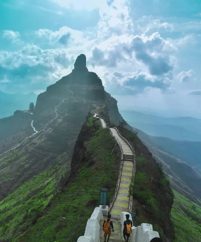 Вид на лестницу и Скалу холмов Тунги Манги. Фото: iStock