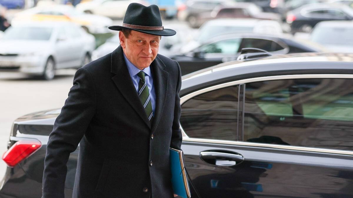    Посол Германии в России Александр Ламбсдорфф входит в здание МИДа России / Фото: Сергей Бобылев / ТАСС