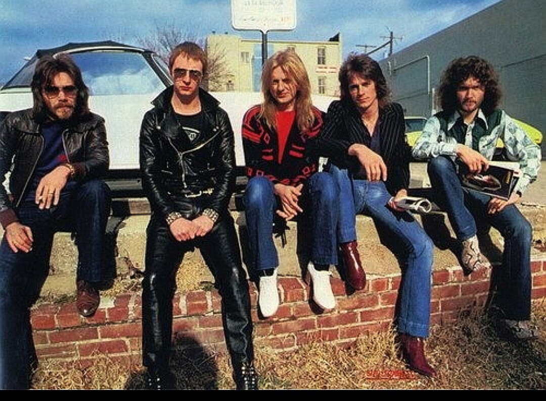 Слева-направо: Ян Хилл, Роб Хэлфорд, Кеннет Даунинг, Глен Типтон, Лес Бинкс. Приблизительно 1978-79 года. 